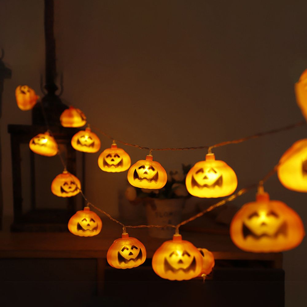 Notte Di Halloween Persona Misteriosa Che Porta Una Lanterna Atmosfera - Foto 11