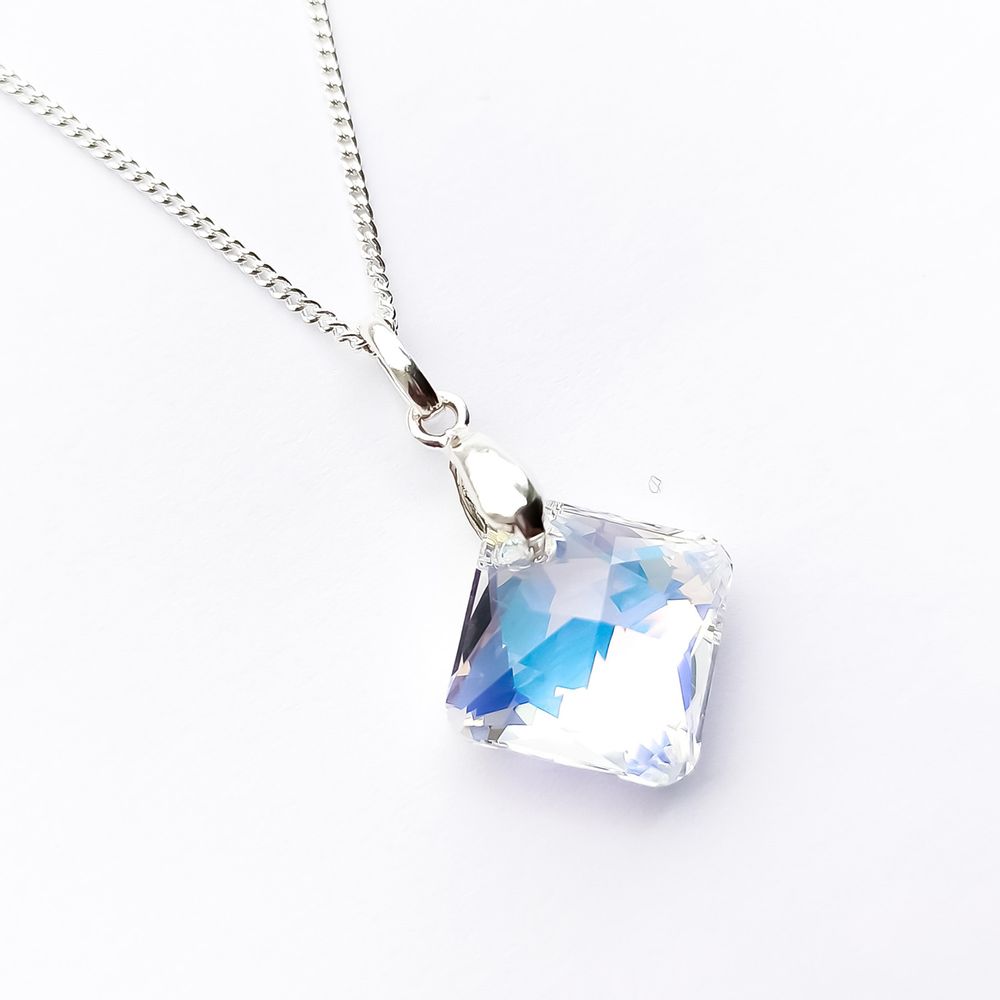 Collar de Plata Sifrah Shop con Dije Rombo de Cristal Aurora Boreal