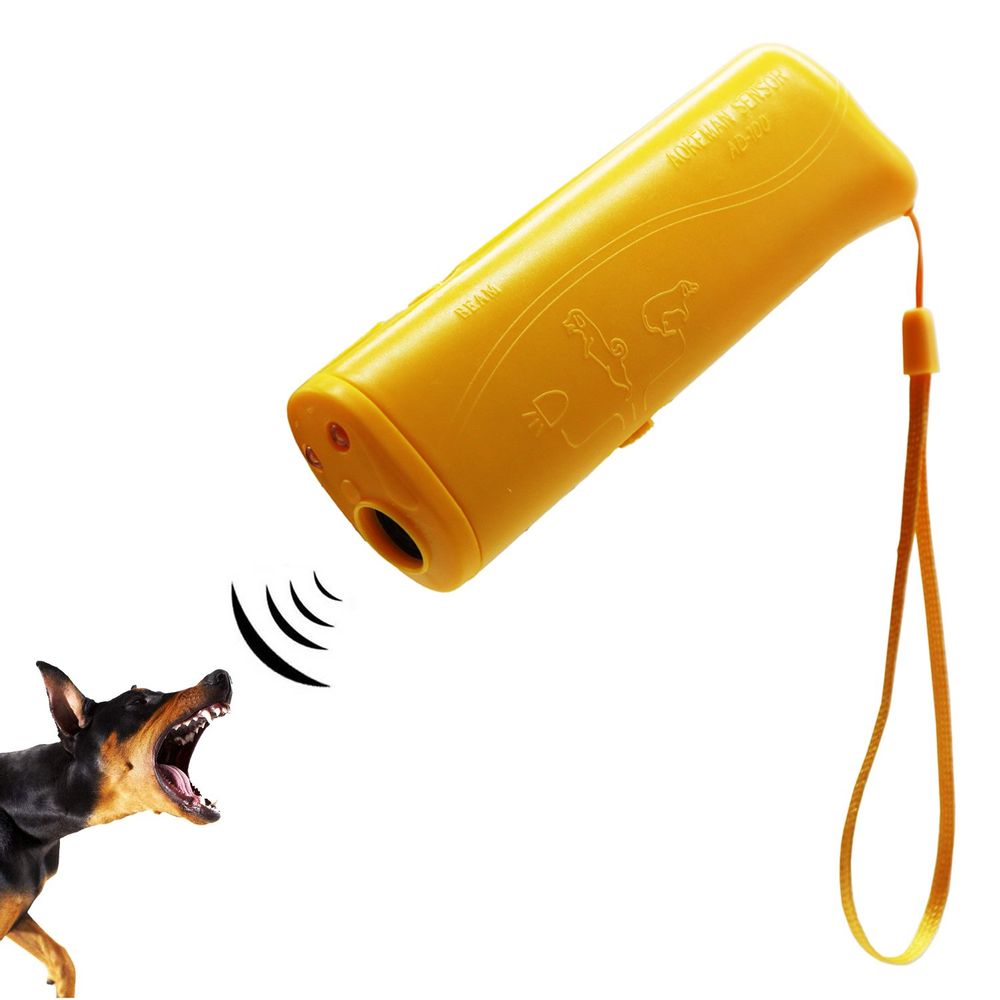 Un hombre usa un ahuyentador de perros con ultrasonido y es