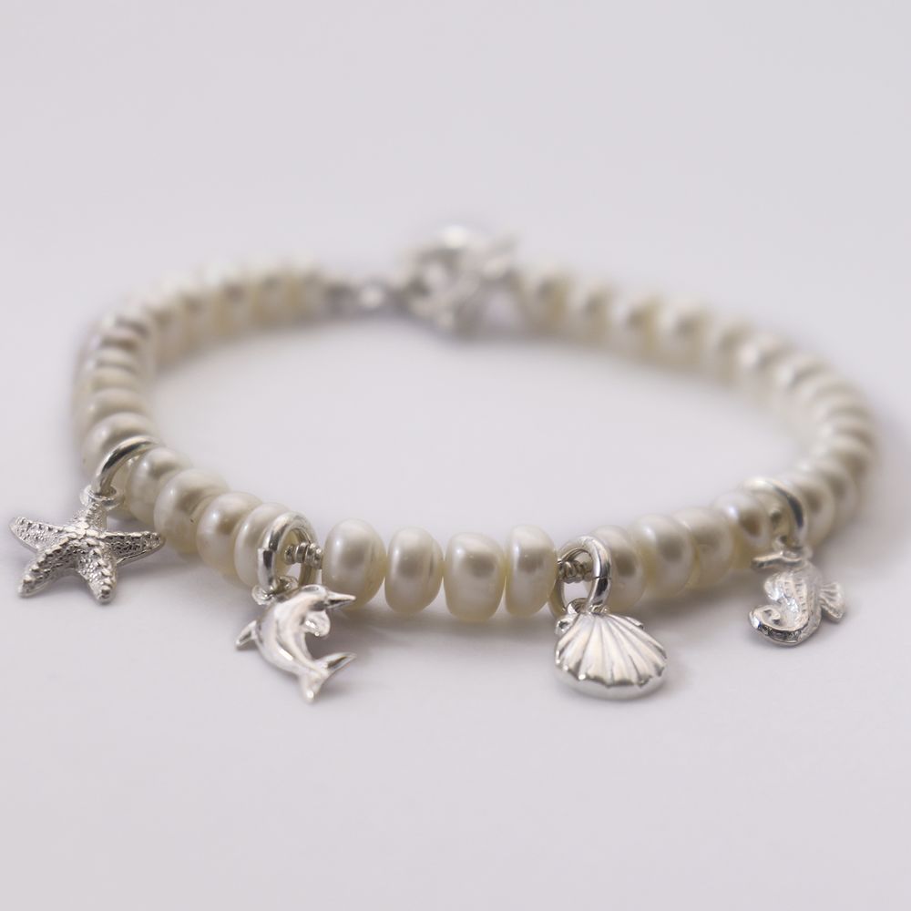 Pulsera perlas de río con dijes de mar