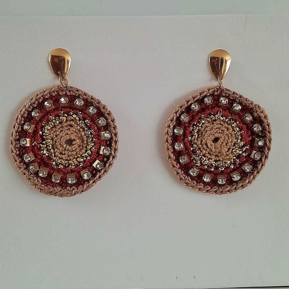 Aretes Zarcillos Crochet Strass Beige Guinda y Dorado