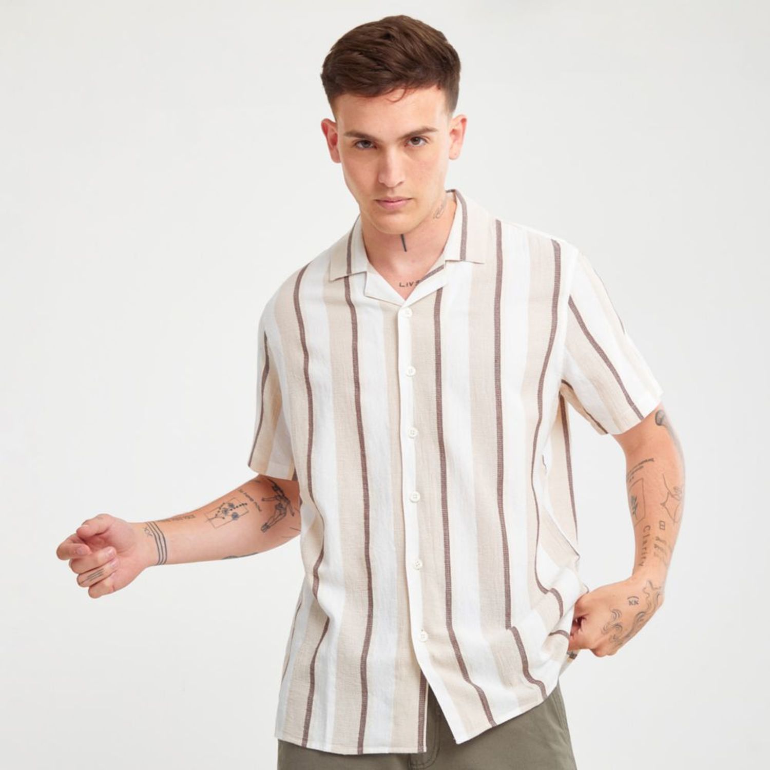 Tenemos la camisa de lino para hombre más vendida en , disponible en  27 colores - Showroom