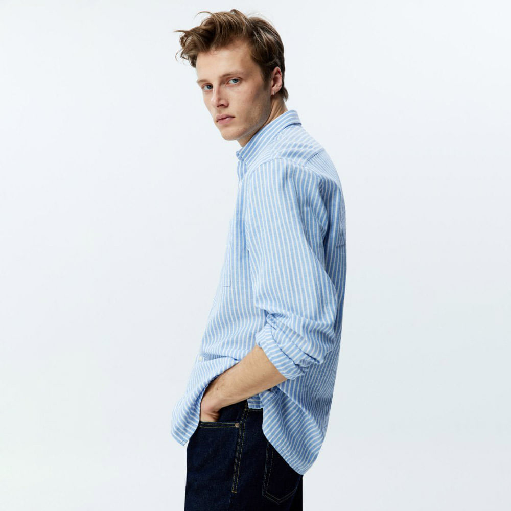 Camisa blanca con rayas azules online hombre