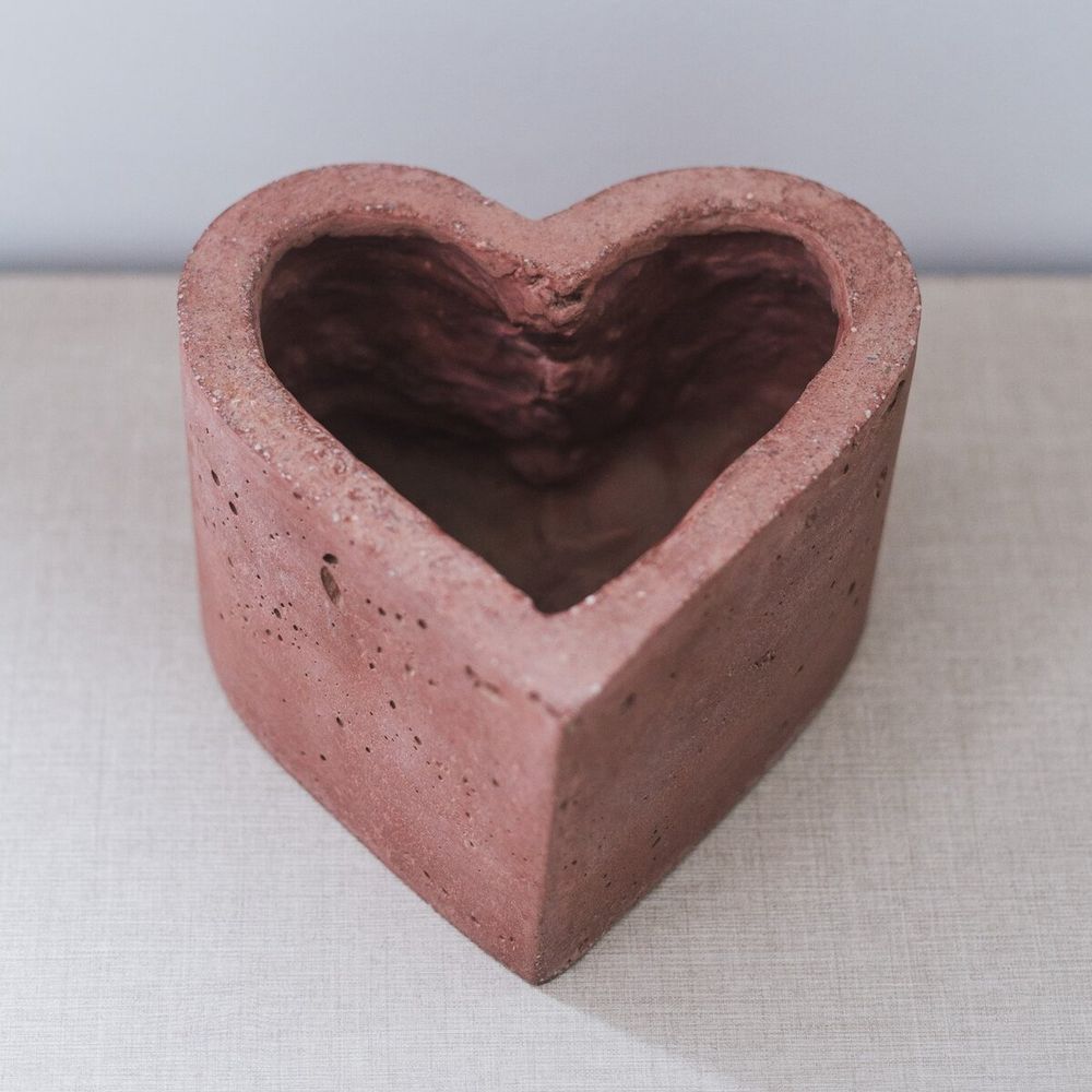 Maceta de Cemento Corazón Rojo 15.5 x 9 cm.