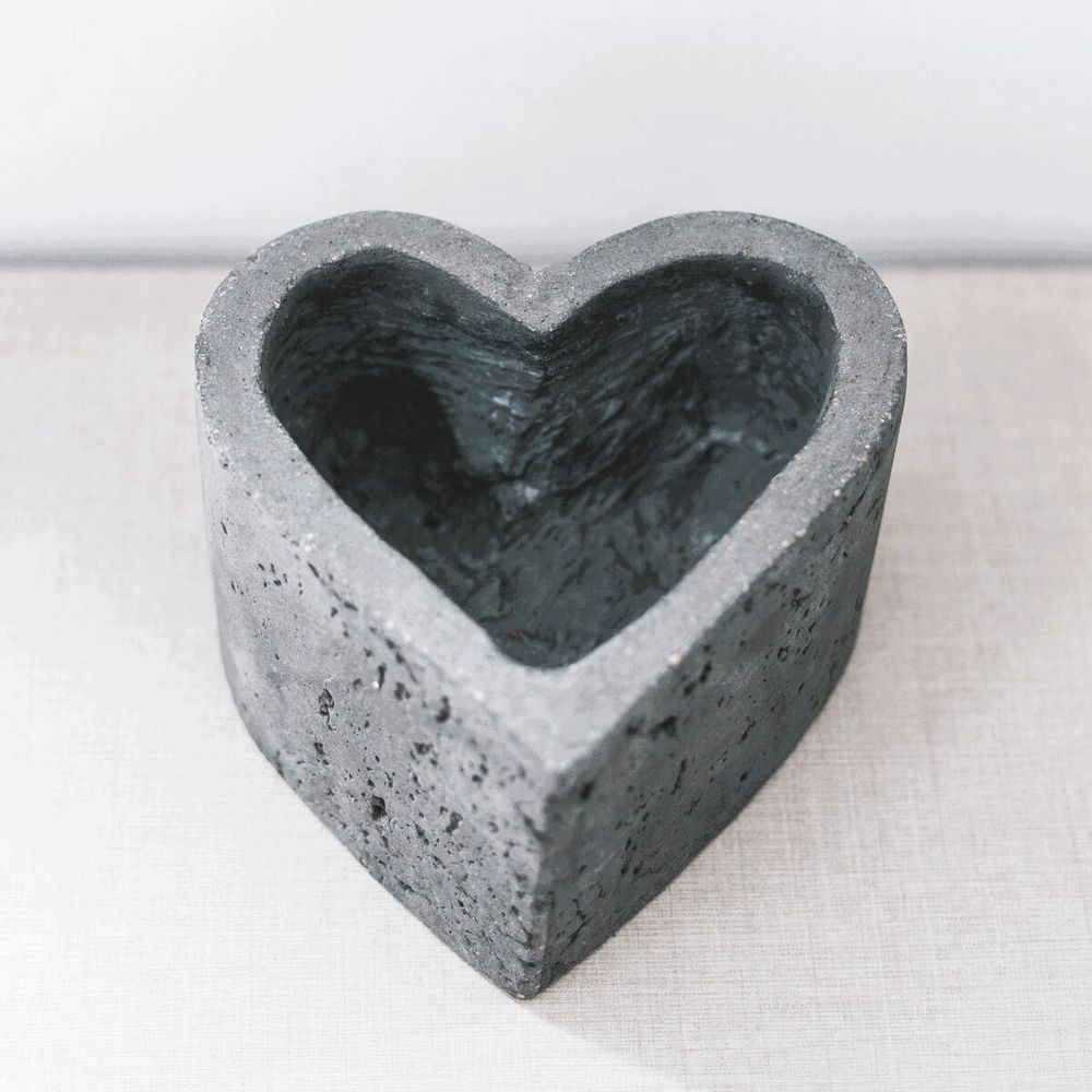 Maceta de Cemento Corazón Gris Natural 15.5 x 9 cm.