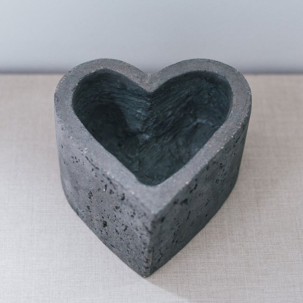 Maceta de Cemento Corazón Gris Oscuro 15.5 x 9 cm.
