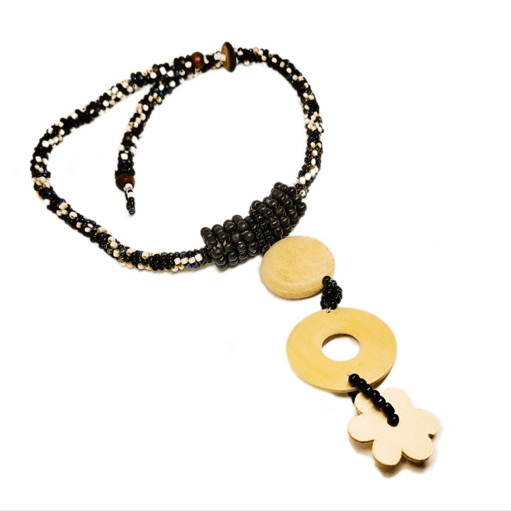 Collar Mostacilla Blanca con Negra y Accesorios Dijes de Madera Marialu Creaciones