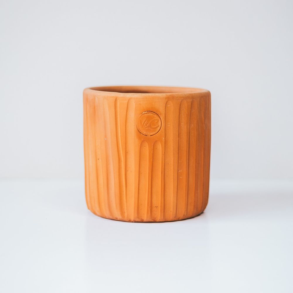 Maceta de Barro Tallada Natural 14 x 13.5 cm.
