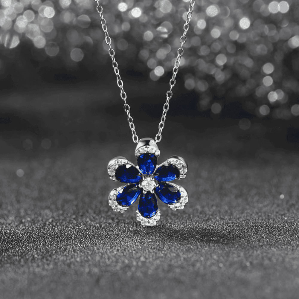 COLLAR EN PLATA LEY DE FLOR AZUL
