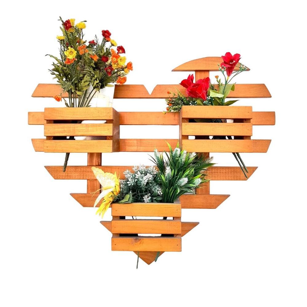 jardinera vertical en forma de corazon de madera