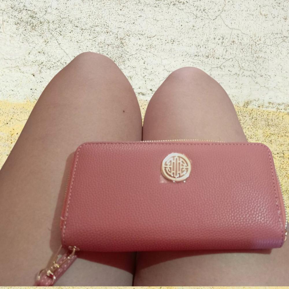 BILLETERA PARA MUJER CON CORREA DE MANO COLOR CORAL