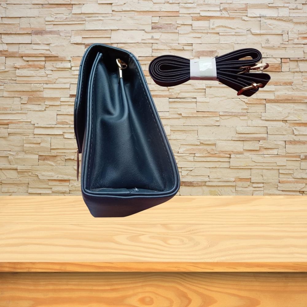 CARTERA ELEGANTE NEGRO CON HEBILLA CUADRADA