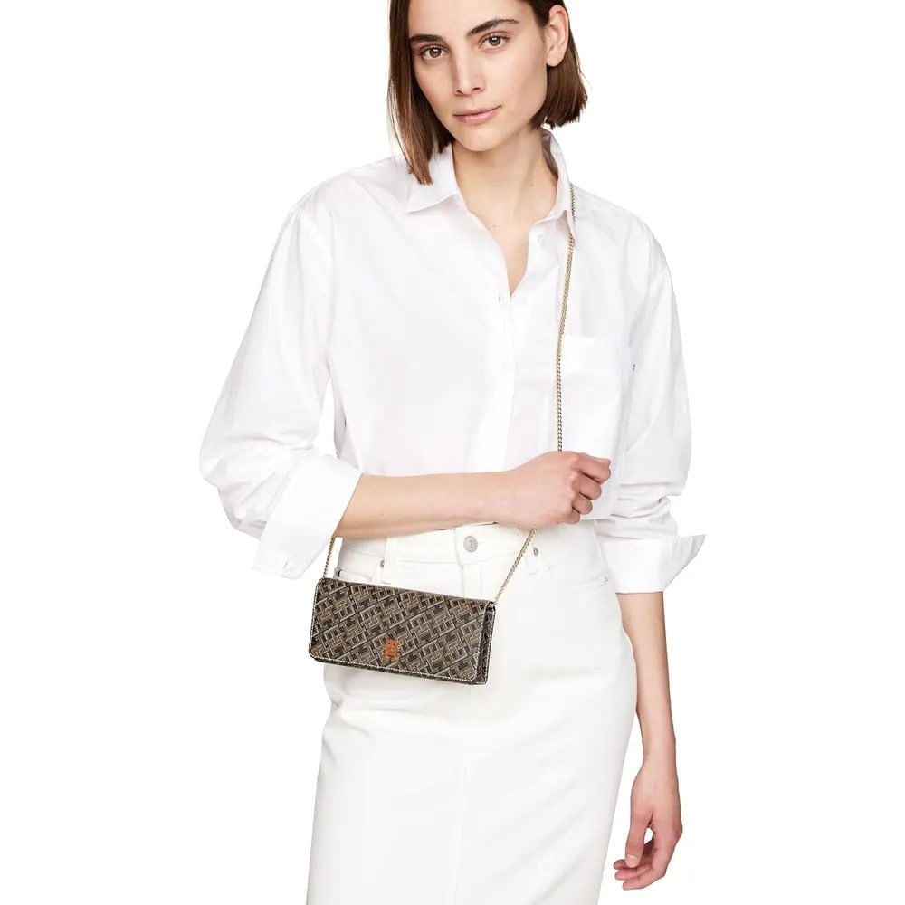 Tommy Hilfiger | Clutch con Monograma y Cadena Removible | Negro