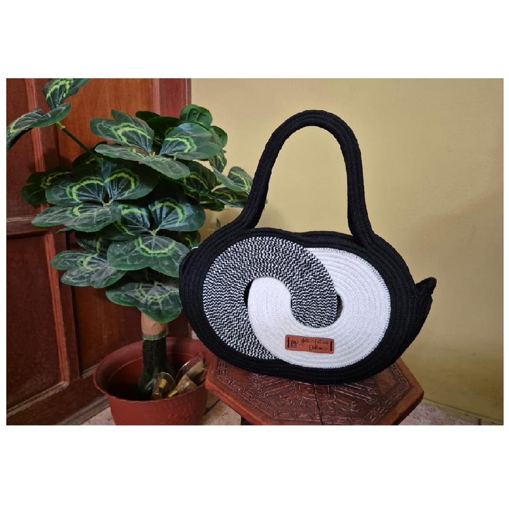 Cartera Tejida Margarita color Blanco/Negro PUNTO & ARTE