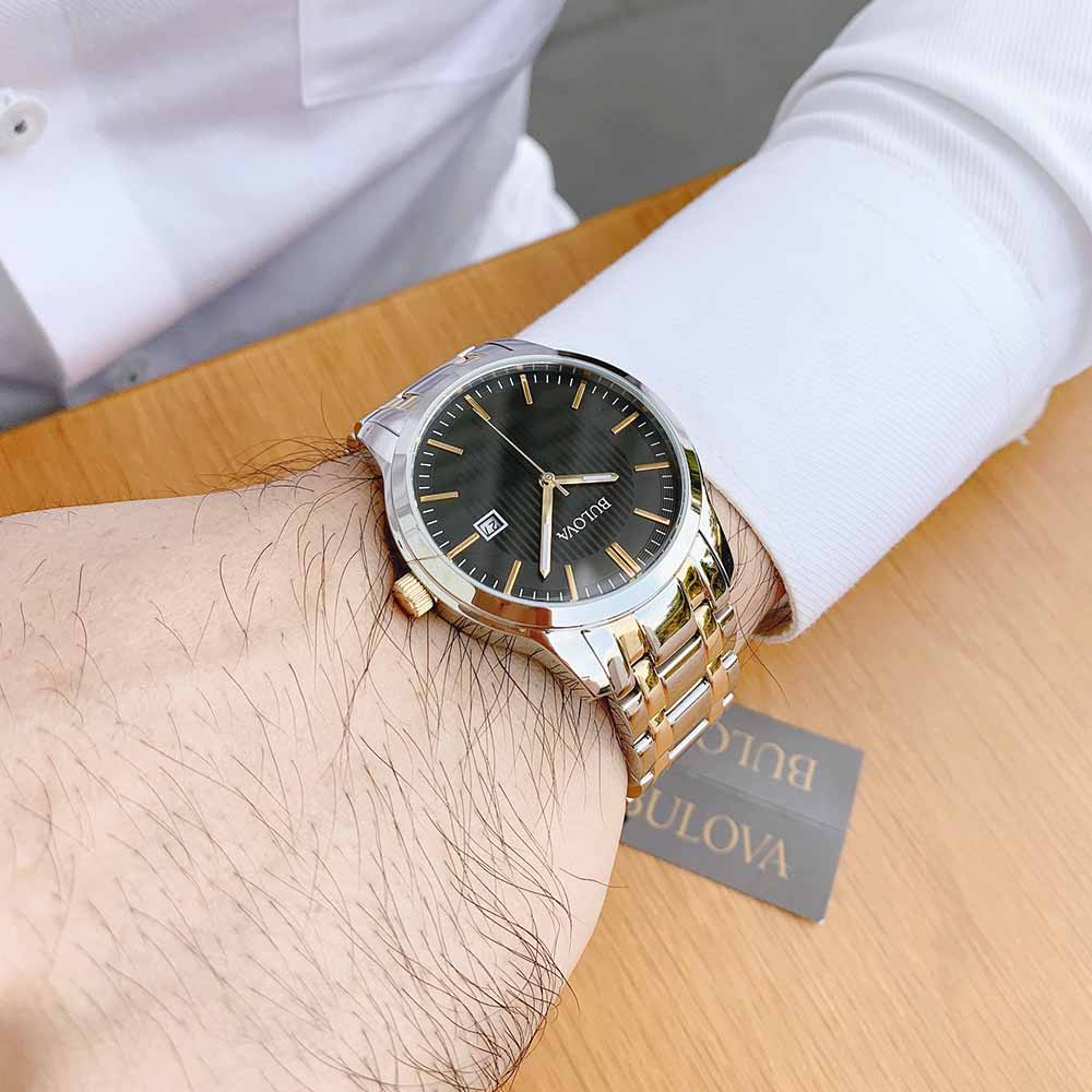 Reloj Bulova 98B237 para Hombre Fecha Acero Inoxidable Plateado Dorado Dial Negro