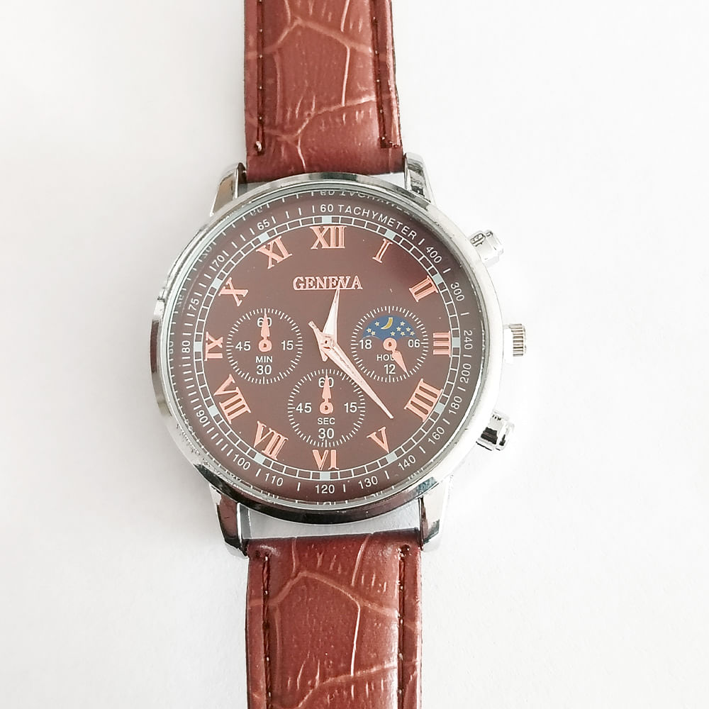 Reloj a pilas con correa de cuero marrón