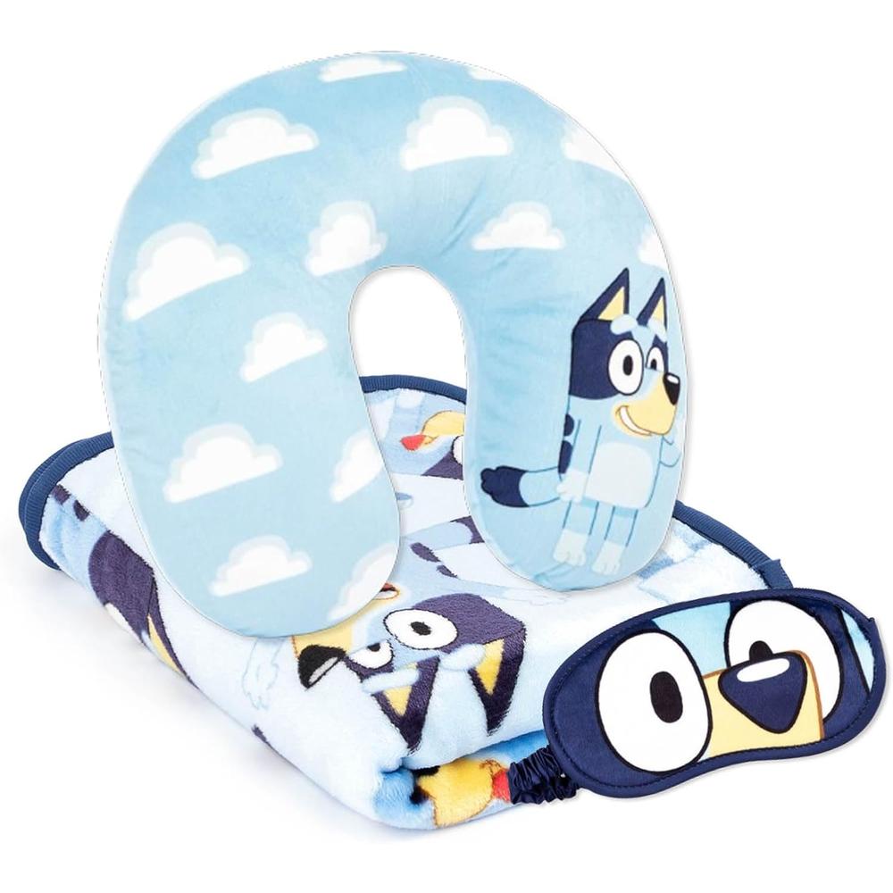 Bluey | Set de viaje infantil (Manta de 40x50 pulgadas, máscara de ojos y almohada de cuello) Bluey | Set de viaje infantil (Manta de 40x50 pulgadas, máscara de ojos y almohada de cuello)