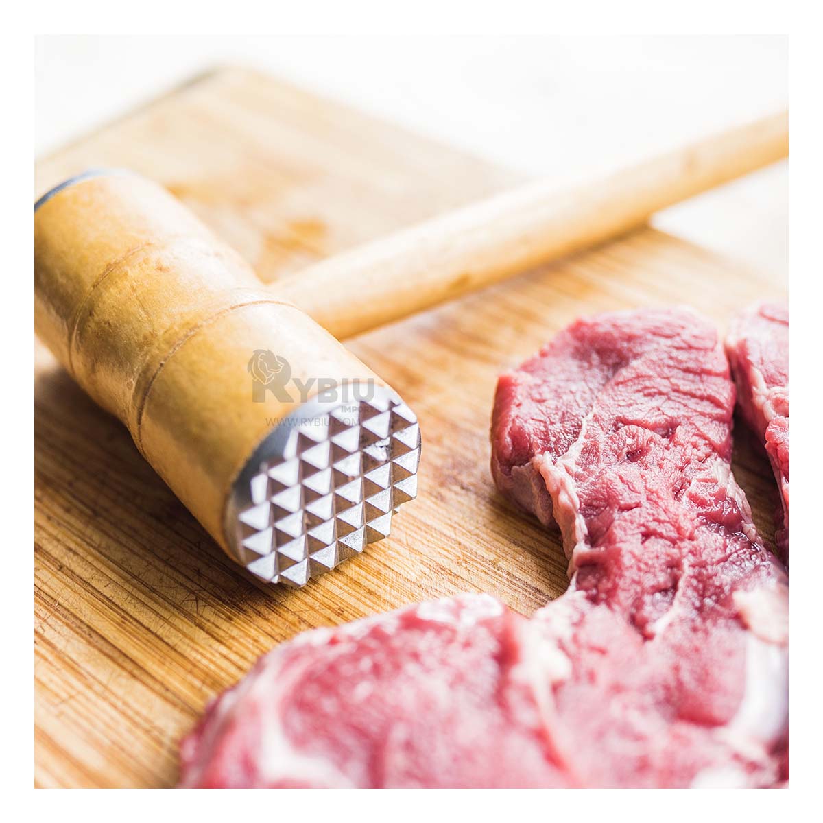 Martillo para Carne Practico con Maso de Madera