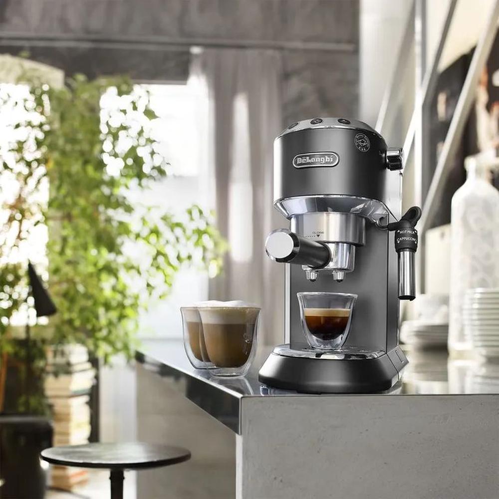 Cafetera Espresso Dedica Negro EC685BK