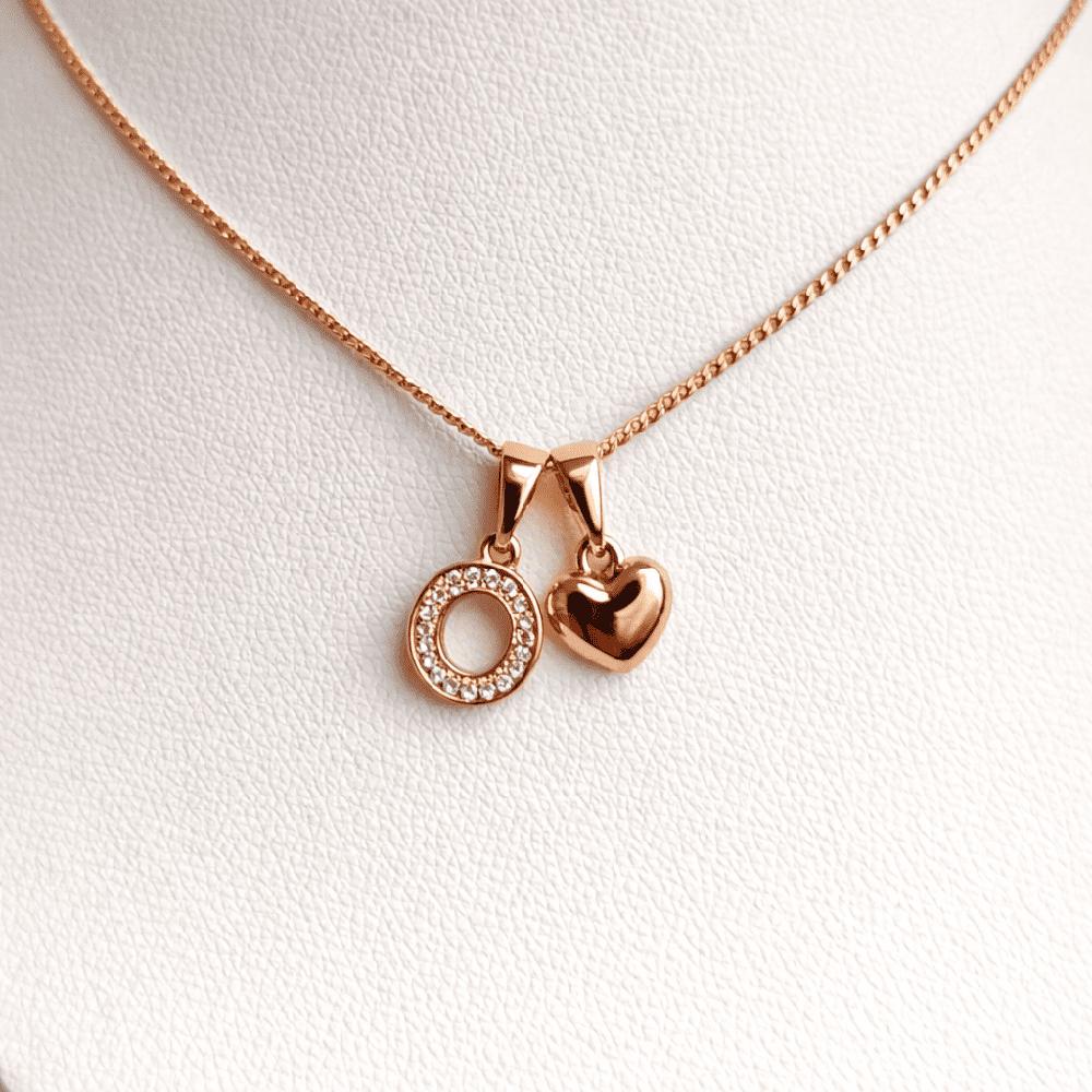 COLLAR LETRA O Y CORAZON BAÑADO EN ORO ROSA 18 KILATES