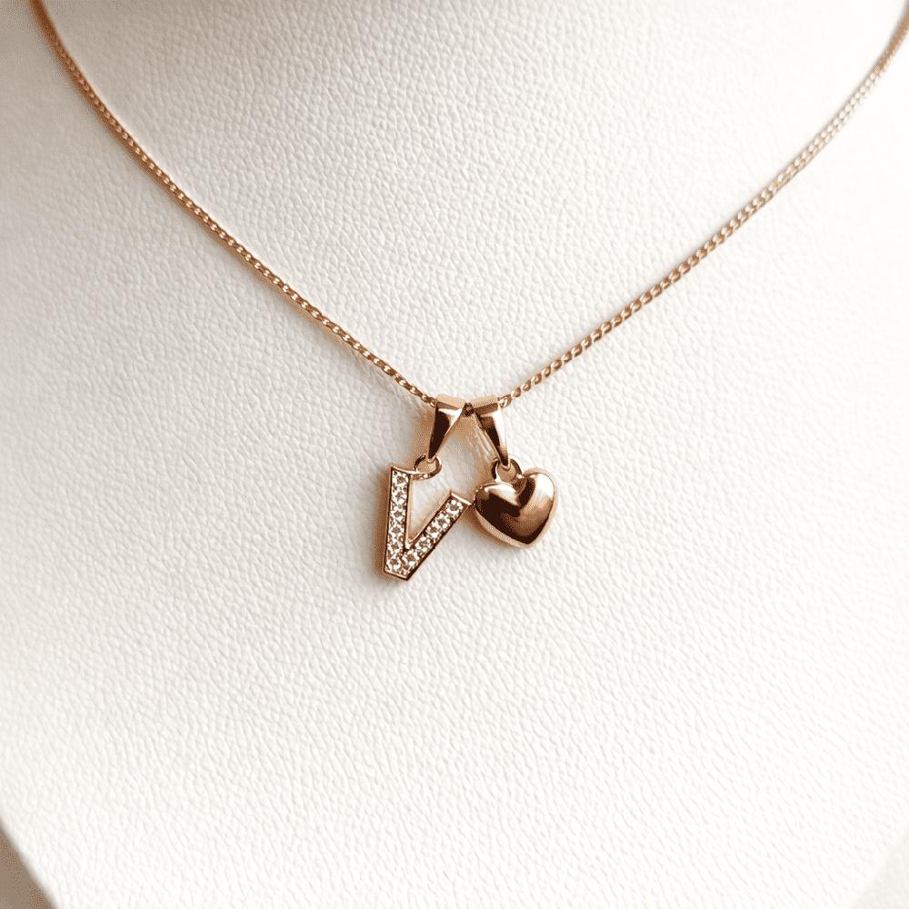 COLLAR LETRA V Y CORAZON BAÑADO EN ORO ROSA 18 KILATES