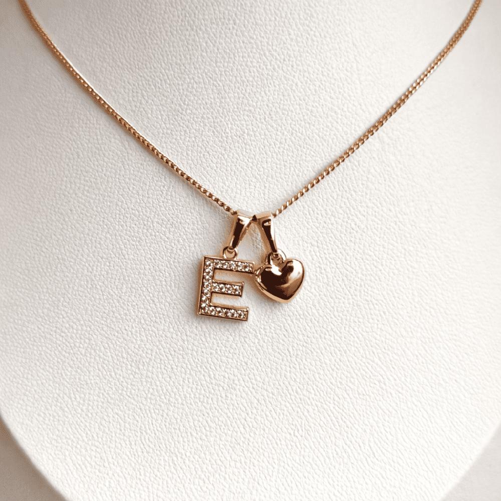 COLLAR LETRA E Y CORAZON BAÑADO EN ORO ROSA 18 KILATES