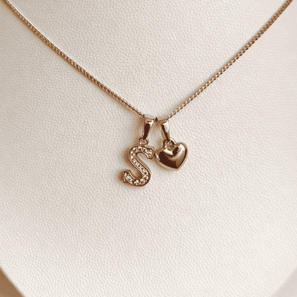 COLLAR LETRA S Y CORAZON BAÑADO EN ORO ROSA 18 KILATES