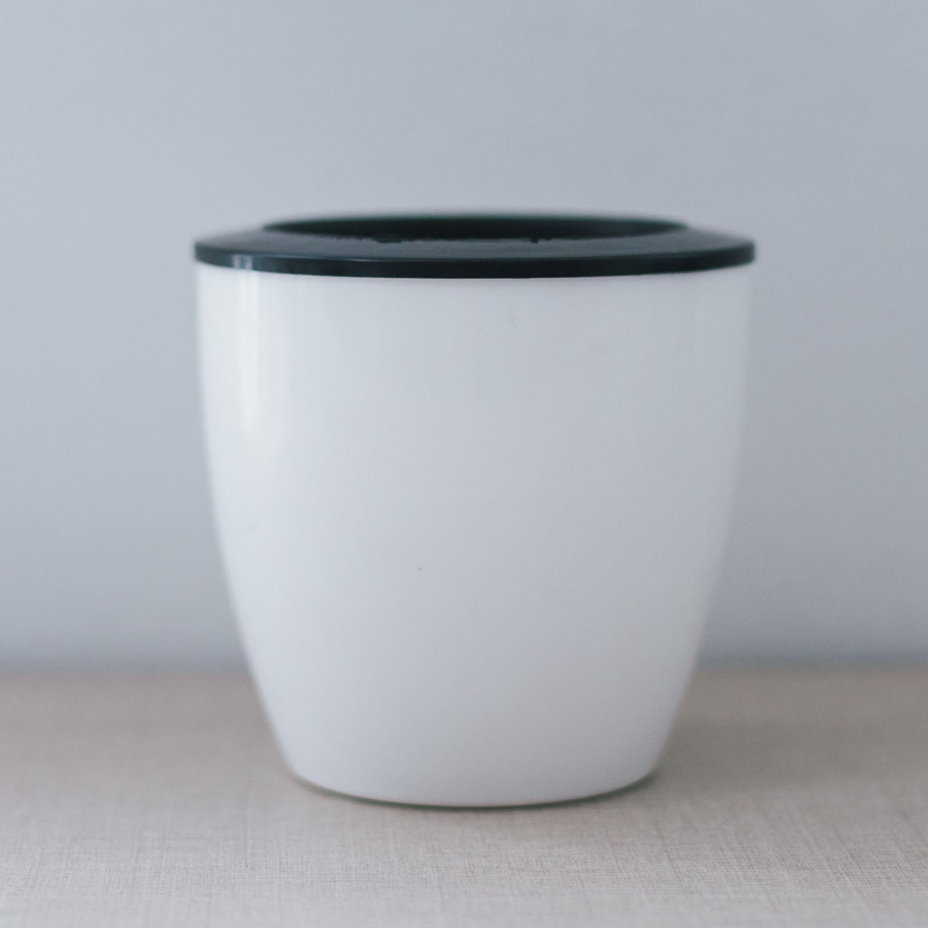 Maceta Inteligente Blanco/Negro 18.5 x 18.5 cm.