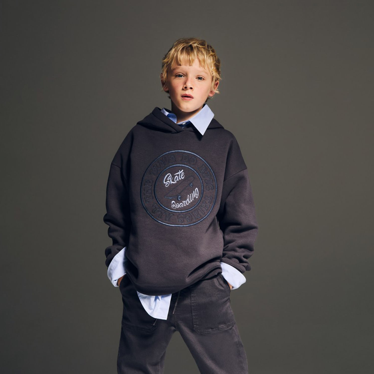 Polera Niño Sfera Bordada Con Capucha Gris