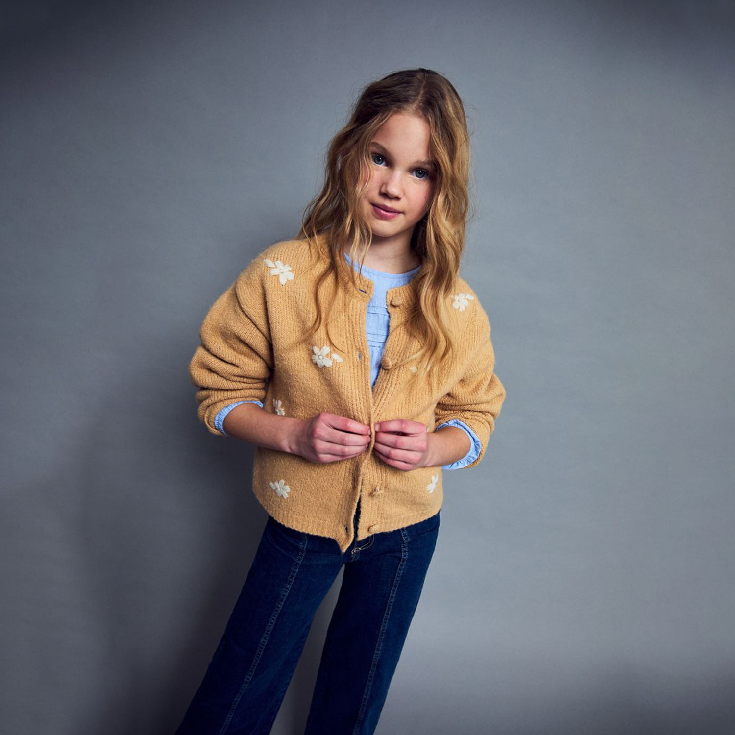 Chompa Niña Sfera Bordados Contraste Beige