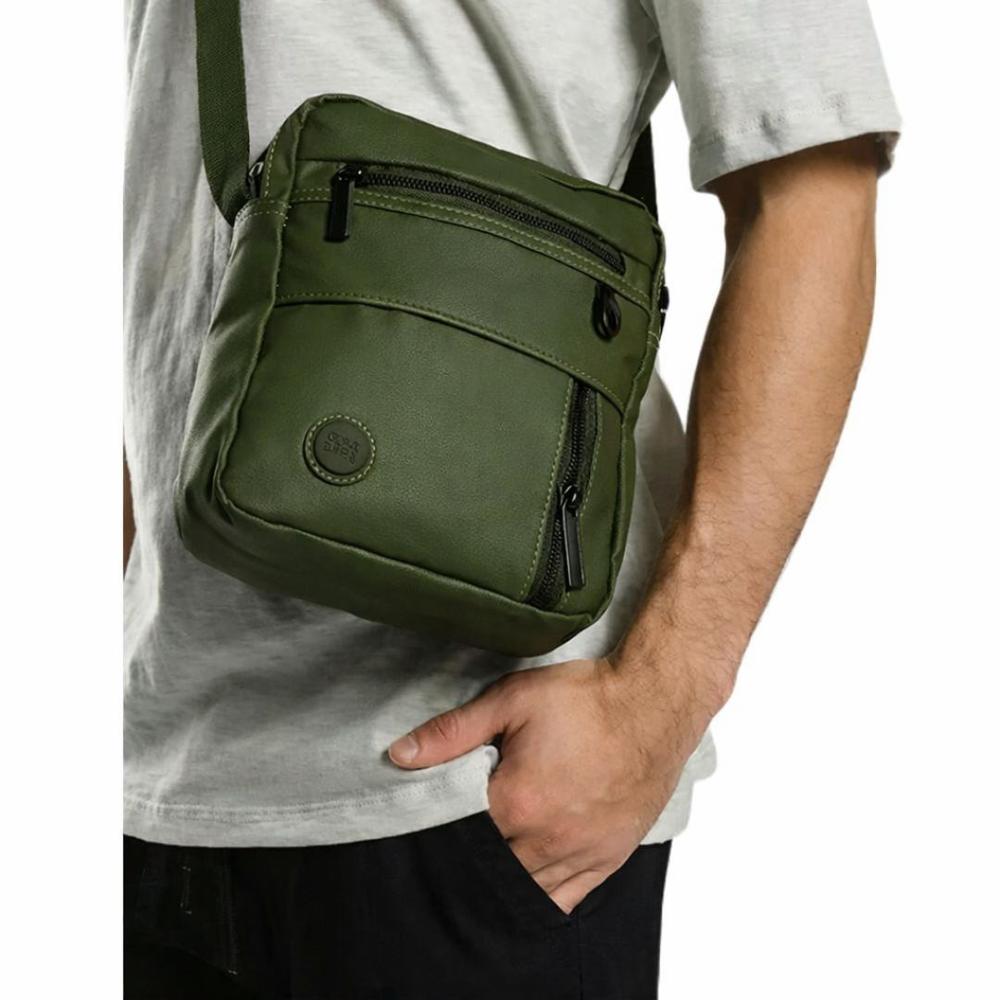 Morral Bandolera de Hombre  Spake DE CUERO PU  IMPERMEABLE mate con correa ajustable color verde