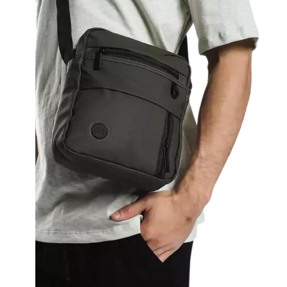 Morral Bandolera de Hombre  Spake DE CUERO PU  IMPERMEABLE mate con correa ajustable color negro