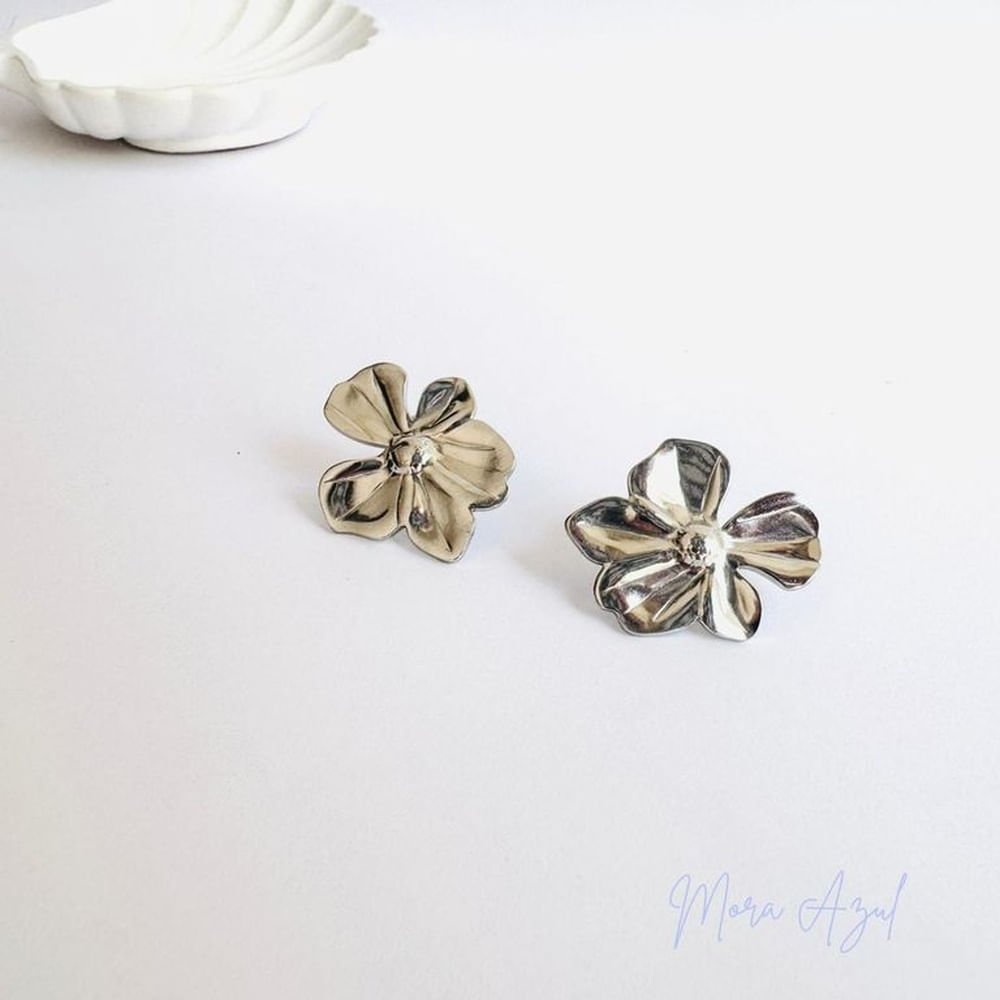 Aretes de flor plateado - Joyas de Mora azul