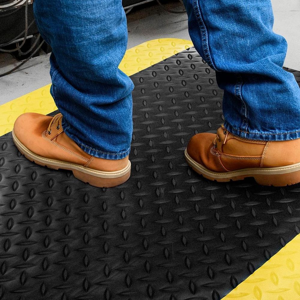 PISO ANTIFATIGA DIAMOND COLOR NEGRO CON LINEAS AMARILLAS - MEDIDAS 0.90 X 0.60