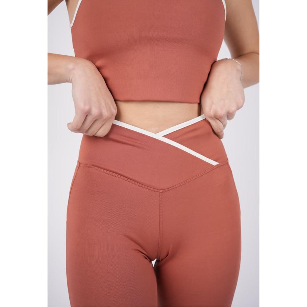 Pantalón Flare Con Pretina Cruzada En Contraste Clásico