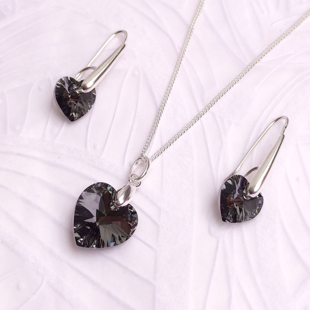 Collar y Aretes Set de Plata con Dijes Corazón de Cristal Negro - Regalo Elegante para Enamorar