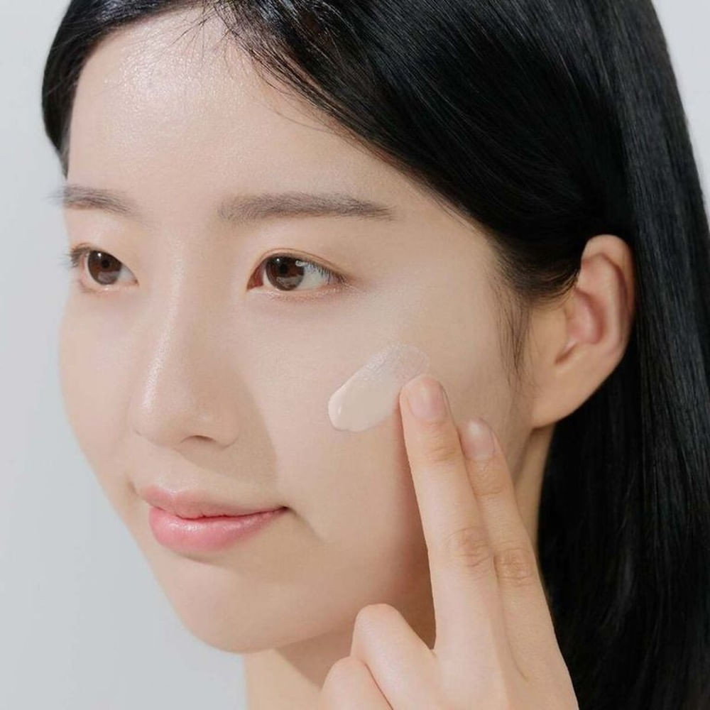 TONE BRIGHTENING TONE UP SUNSCREEN SPF50+ PA++++ SKIN1004 MADAGASCAR CENTELLA