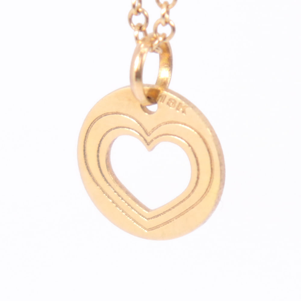 Cadena con Dije Circular y un Corazon Calado en el Centro en Oro 18 k.