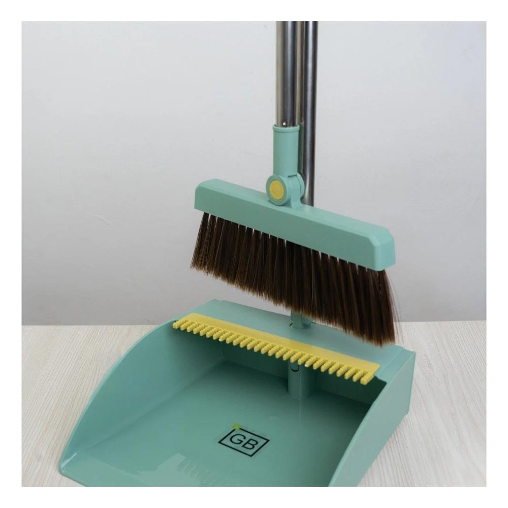 Apoyo con Recogedor Verde para Limpieza del Hogar en Casa