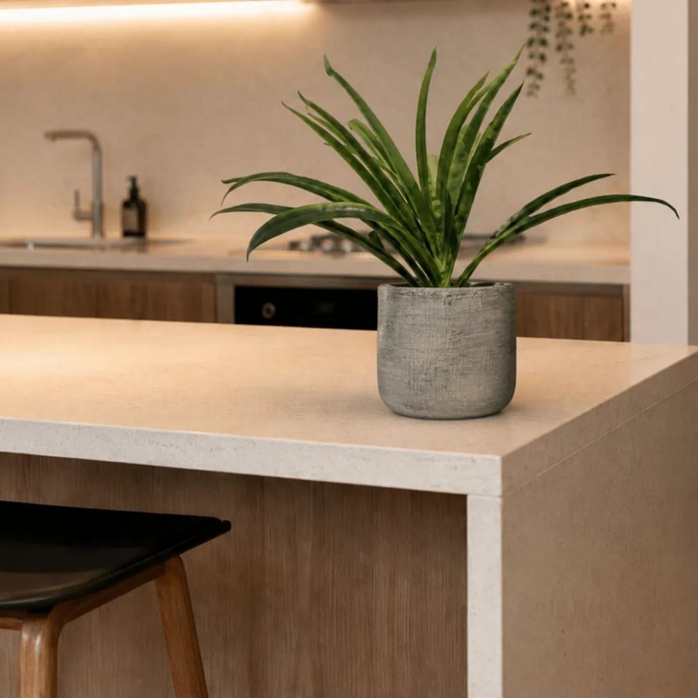 Planta artificial artesanal con macetero gris - Liriope 28.5 cm