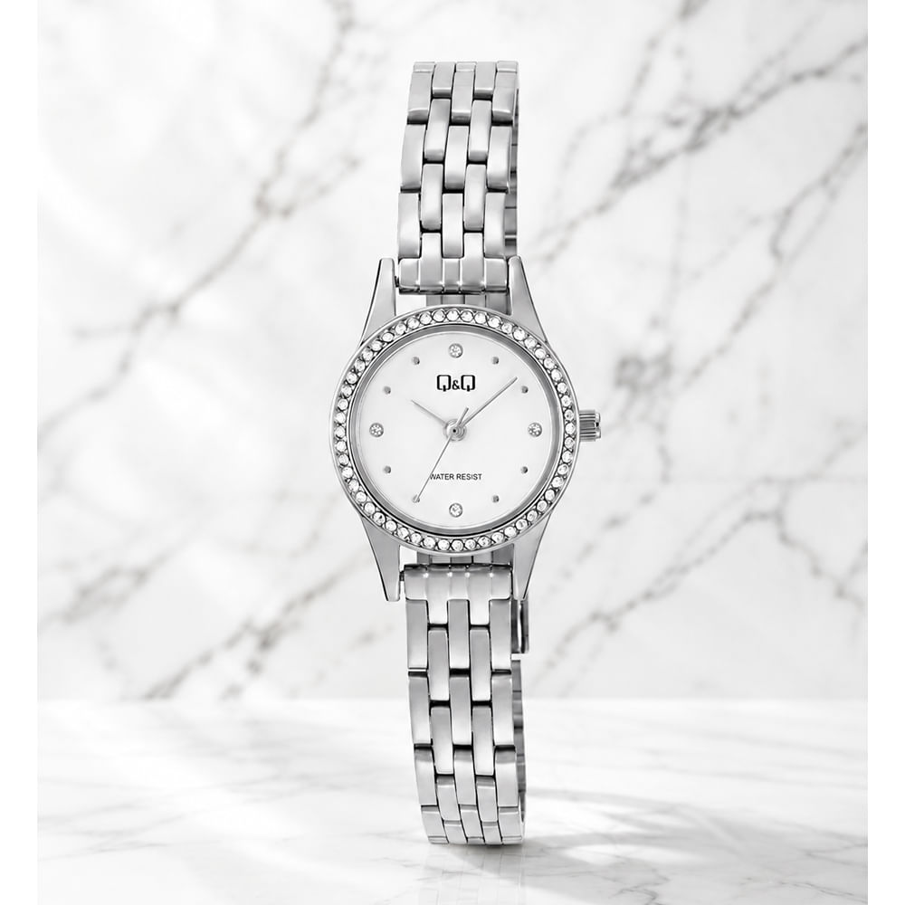 Reloj QyQ para Mujer Modelo Q30C-001PY Color Plateado con Detalles Brillantes Elegante para Regalo