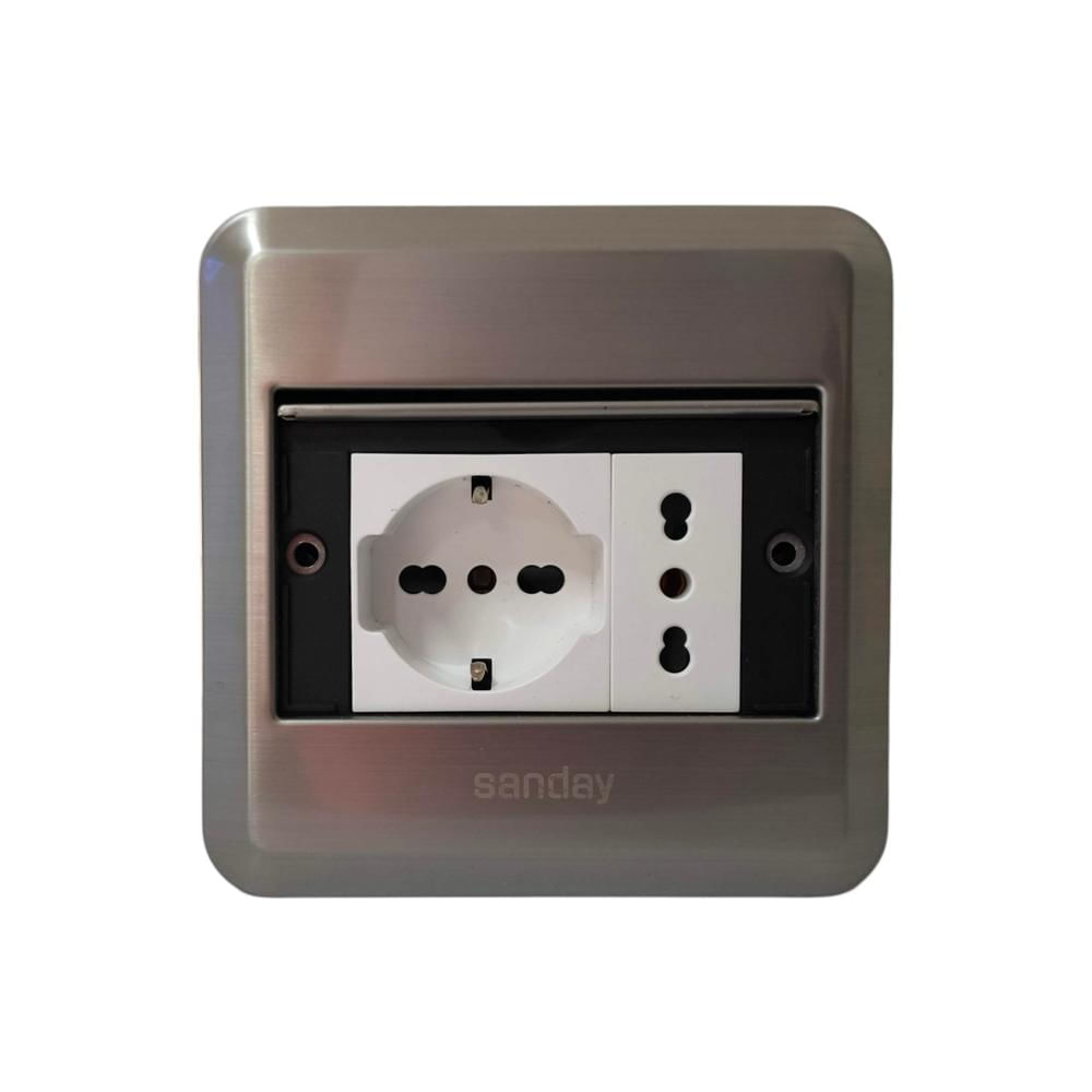 TOMA PARA PISO METALICA SCHUKO Y 3 EN LINEA BIPASO TAPA PLATA Y MODULOS BLANCOS SANDAY