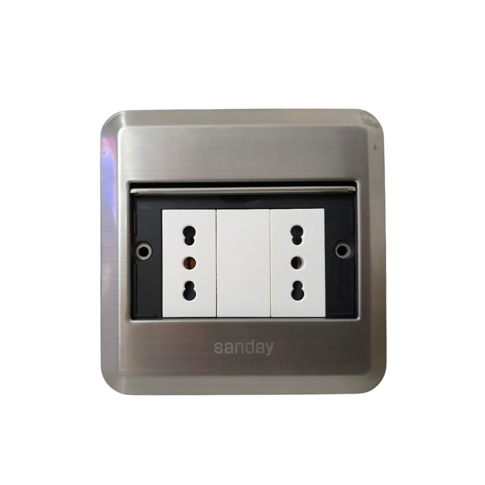 TOMA PARA PISO METALICA DOBLE 3 EN LINEA BIPASO PLACA PLATA Y MODULOS BLANCOS SANDAY