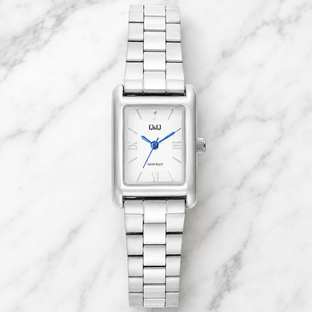 Reloj QyQ Plateado Agujas Azules Diseño Rectangular Modelo C69A-001PY Regalo Elegante para Mujer