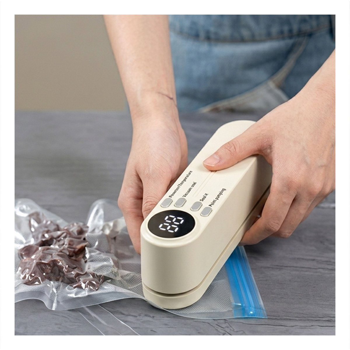 Compresor Portatil al Vacio Beige para Bolsas en Cocina Hogar Practico