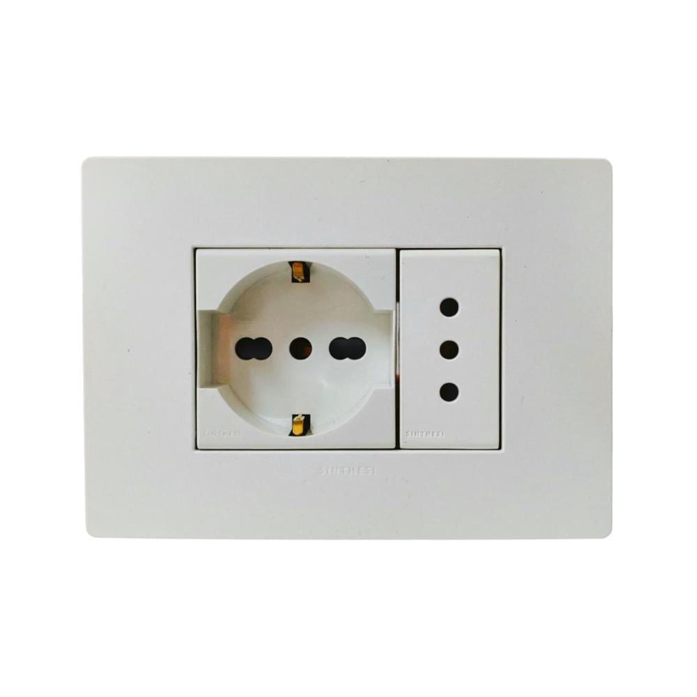 TOMACORRIENTE DOBLE 1 SCHUKO Y 1 3 EN LINEA S33 PLACA BLANCA MATE Y DADOS S22 BLANCOS SINTHESI