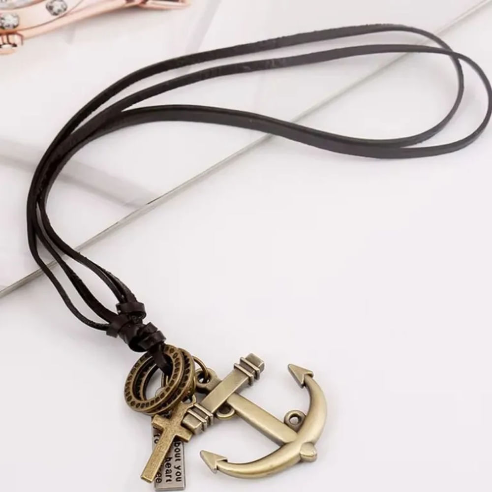 Collar cuero autoajustable con dije de ancla dorada