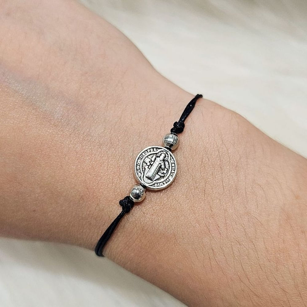 PULSERA SAN BENITO ACERADO CON HILO NEGRO