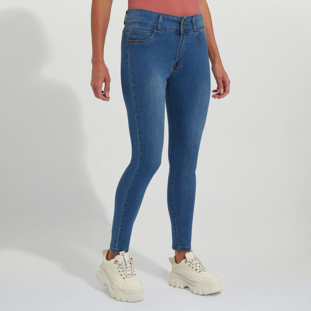 Outfits con jeans para la oficina que harán lucir toda una \
