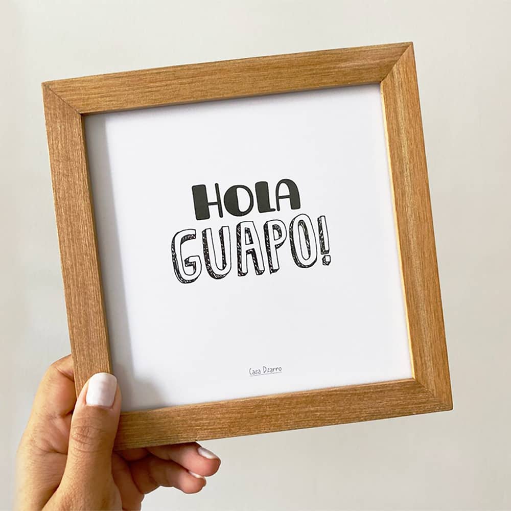 Cuadro con dedicatoria ""Hola guapo"" hecho en madera por Casa Pizarro 17 x 17 cm